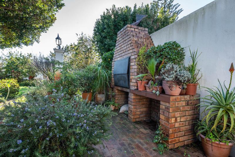 To Let 4 Bedroom Property for Rent in Bergvliet Western Cape
